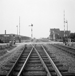 859292 Gezicht op het N.S.-station Zetten-Andelst te Zetten, met de spoorwegovergang in de Wageningsestraat en ...